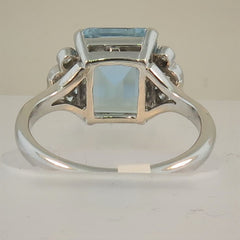 18ct W/Gold Aquamarine & Diamond Ring